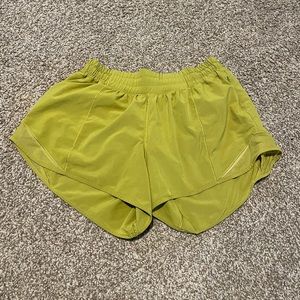 Lululemon hotty hot shorts 4” size 6 yellow GUC
